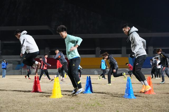 加拿大28-夜训！湖州队备战浙江省城市足球联赛|足协|训练|队员|体能|家长_新浪体育_新浪新闻