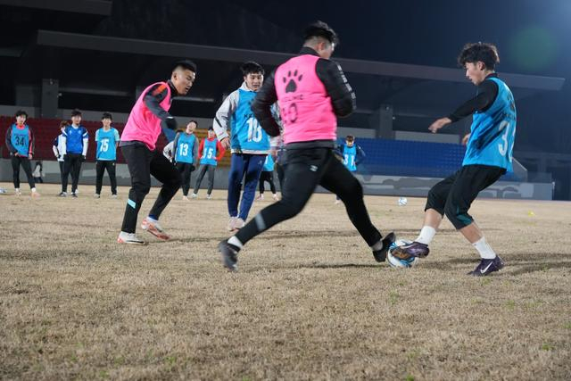 加拿大28-夜训！湖州队备战浙江省城市足球联赛|足协|训练|队员|体能|家长_新浪体育_新浪新闻