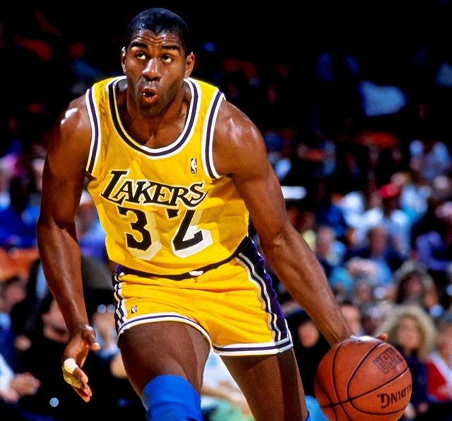 加拿大28-后卫连庄MVP有多难？80年历史仅4人，科哈没做到，下一个他最可能|NBA|斯蒂芬·库里|乔丹|科比-布莱恩特|埃尔文-约翰逊_新浪体育_新浪新闻